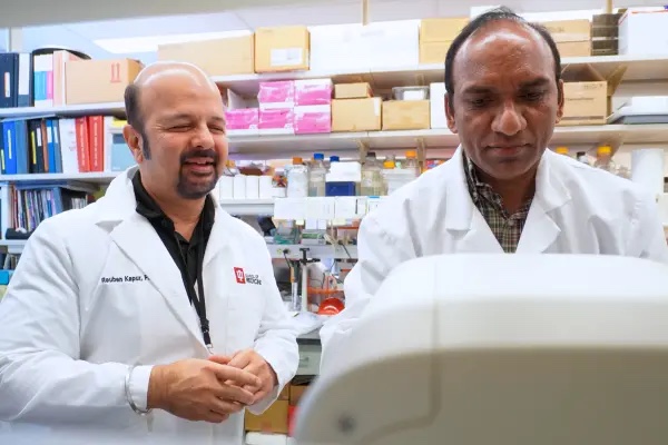 Reuben Kapur and Ramesh Kumar working in a laboratory